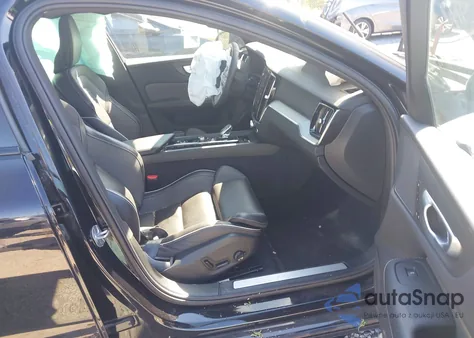 2024 Volvo S60 B5 Plus Black Edition z USA, uszkodzony, nr VIN 7JRL12TH0RG308329